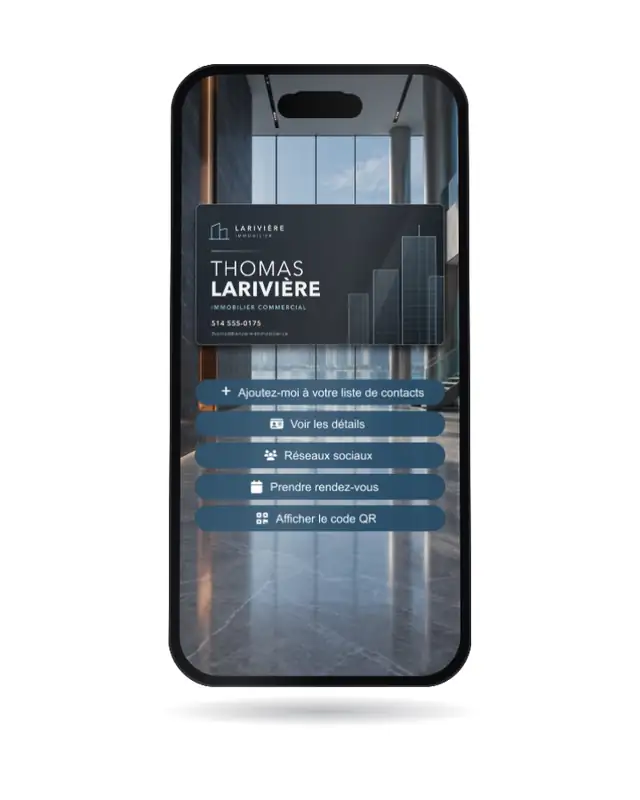 La carte d'affaires virtuelle de Thomas Larivière, courtier en immobilier commercial, sur un téléphone de face. Au défilement, le téléphone fait un tour complet sur lui-même, puis la carte se sépare en couches : fond d'écran, carte et boutons.