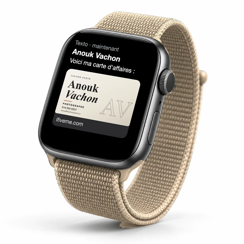Une montre affiche la notification d'un texto reçu, avec l'aperçu de la carte d'affaires virtuelle.